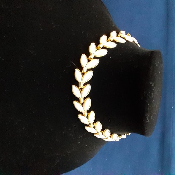 Assorted Jewelry Ensemble - Picture 4 of 8